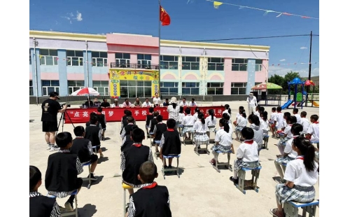 銀川伊百盛開展“點(diǎn)亮中國夢·牽手校園行”愛心助學(xué)公益捐贈(zèng)活動(dòng)